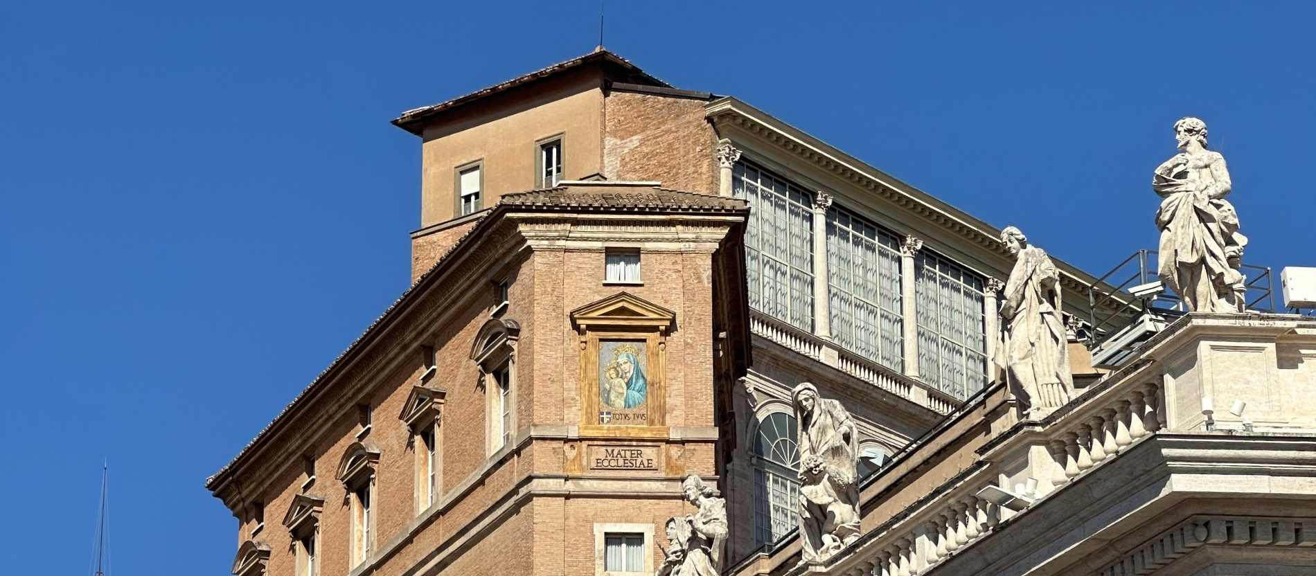 Marienbild am Apostolischen Palast mit Unterschrift: "Mater Ecclesiae"