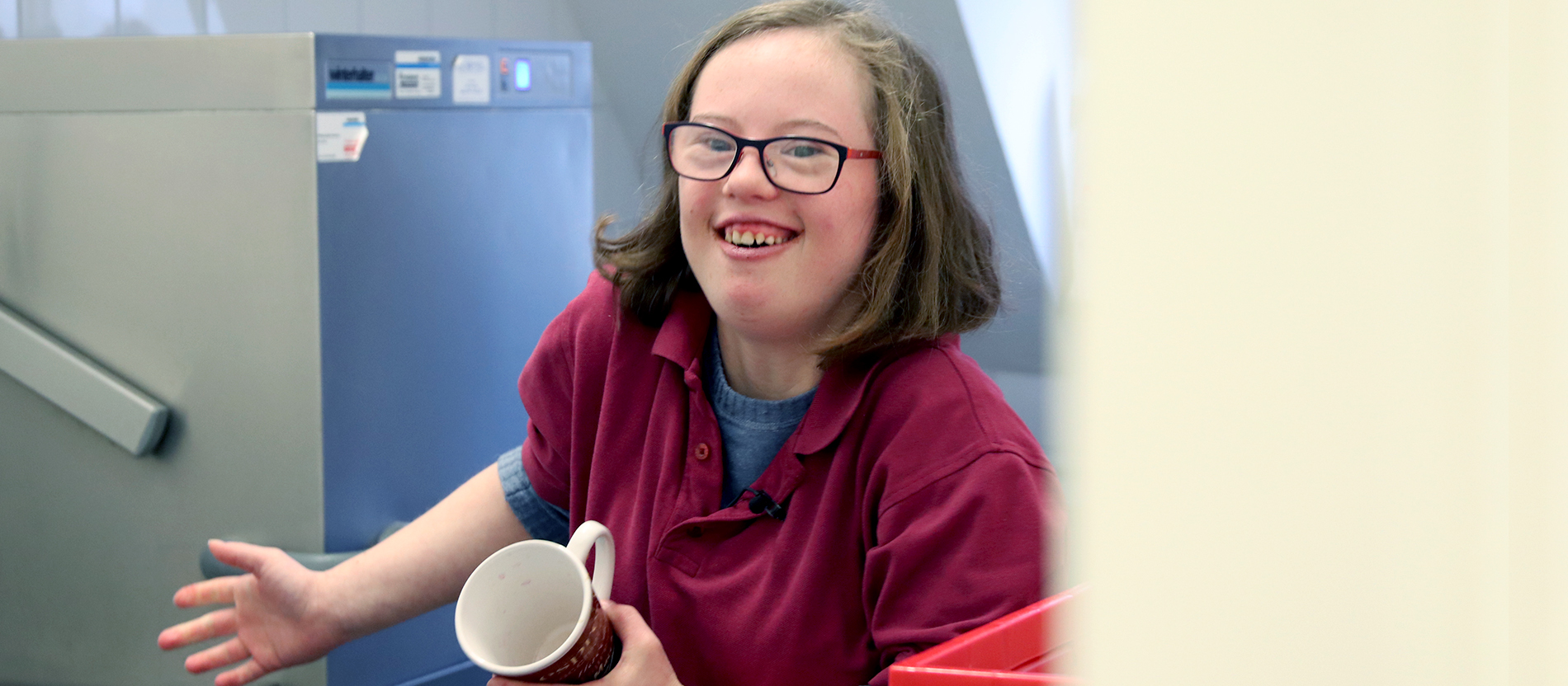 Natalie Dedreux in der Spülküche des Caritas-Mehrgenerationenhauses.