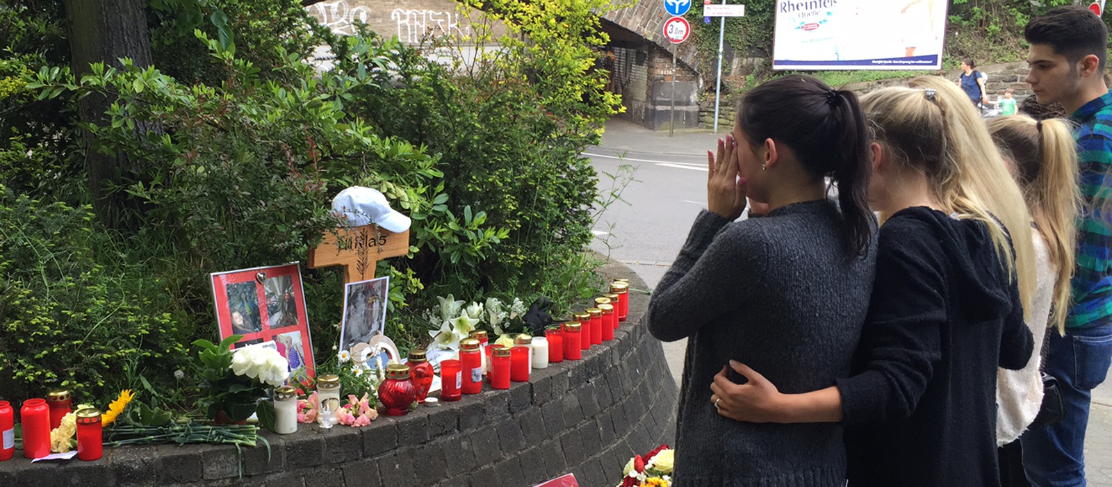 Trauernde legen Blumen und Kerzen am Tatort in Bad Godesberg nieder.