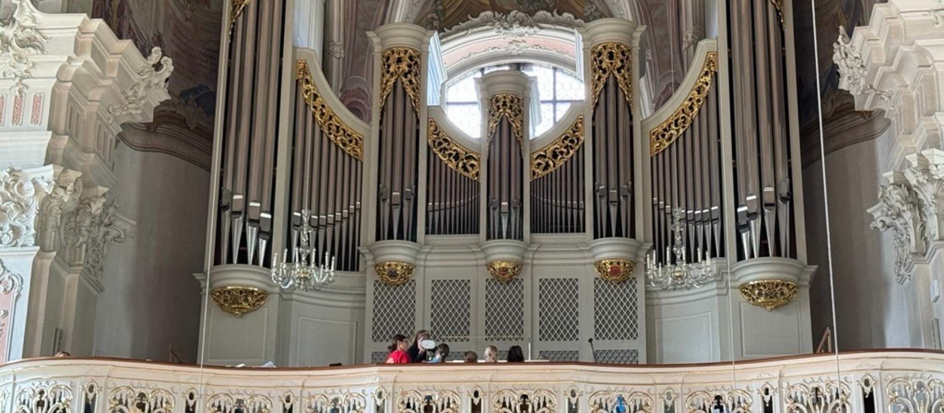 An der großen Orgel in der Kirche St. Peter in Mainz sind an diesem Tag die Organistinnen und Organisten Kinder. 