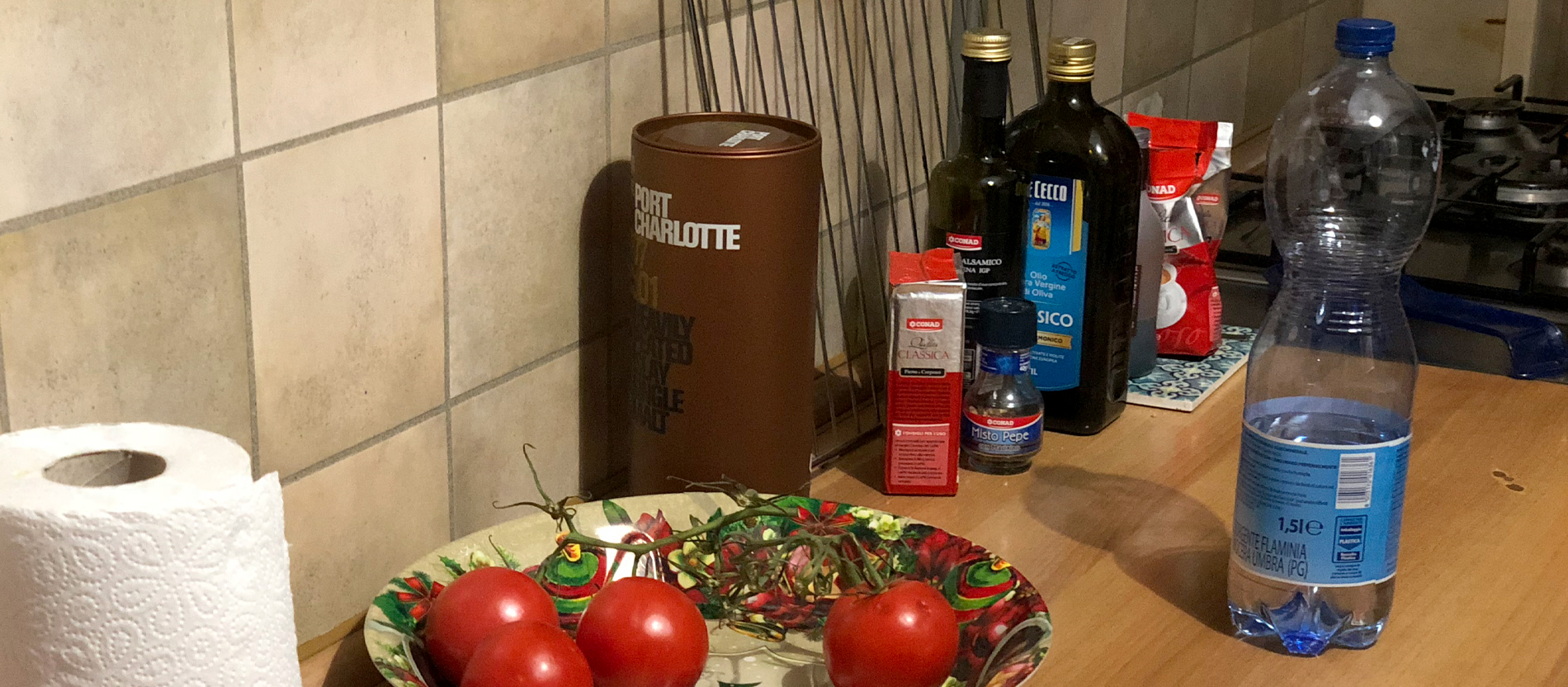 Die Küche der Synoden-WG ist klein und schmal - der Begegnungsort ist nicht die Küche, sondern ein großer Esstisch im Wohnzimmer.