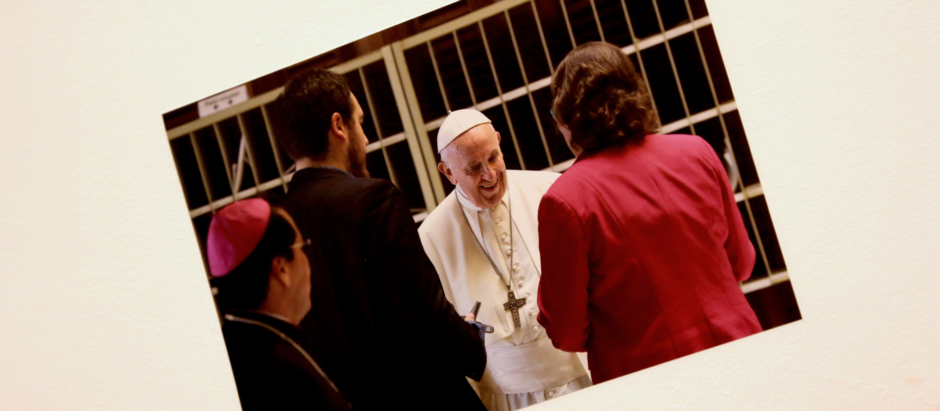 Neben dem Spiegel im Eingangsbereich hängt ein Foto von Thomas Andonie und der Vertreterin des Lutherischen Weltbunds, Julia Braband, beim Papst. Braband wohnte eine Woche in der WG.