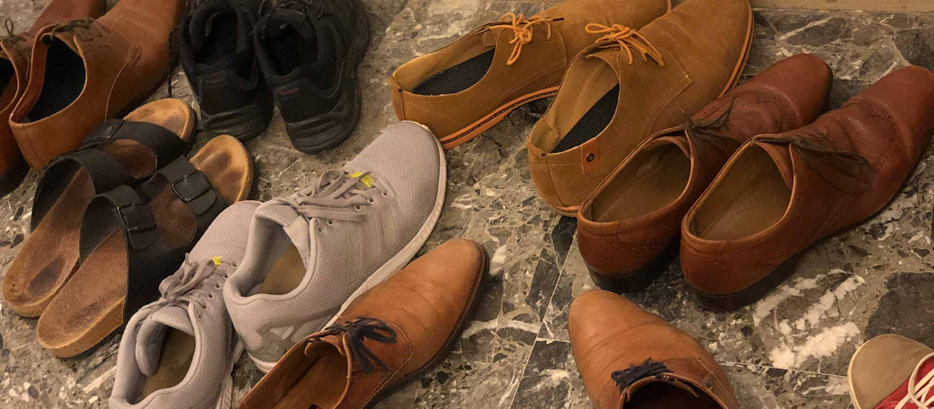 Im Eingangsbereich türmen sich die Schuhe der Besucher.