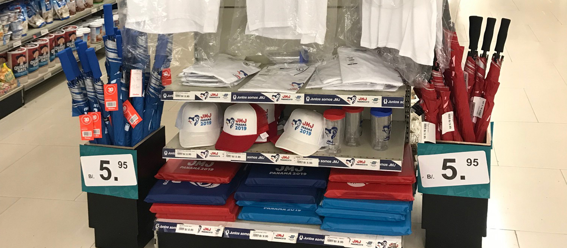 Stand mit WJT-Accessoires in einem panamaischen Supermarkt