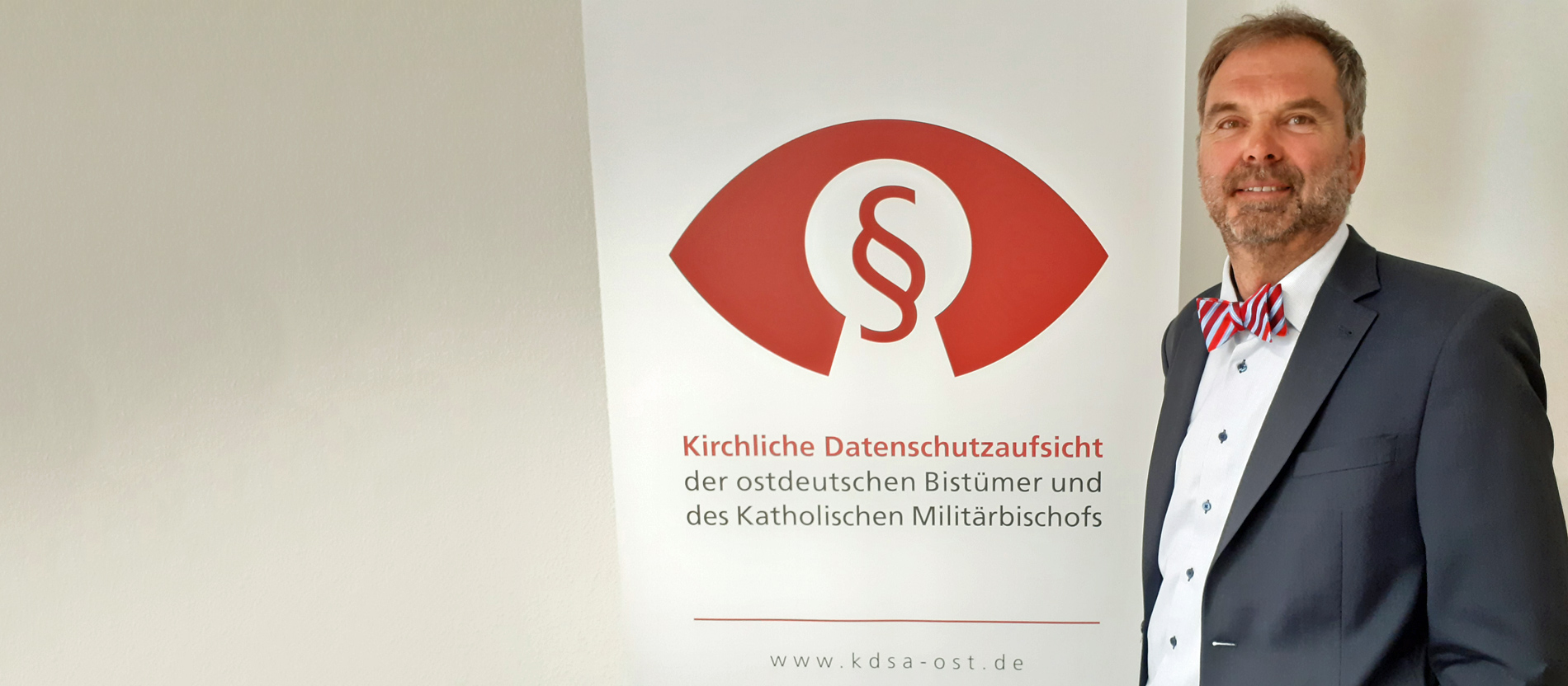 Porträtfoto von Matthias Ullrich vor dem Logo der KDSA Ost