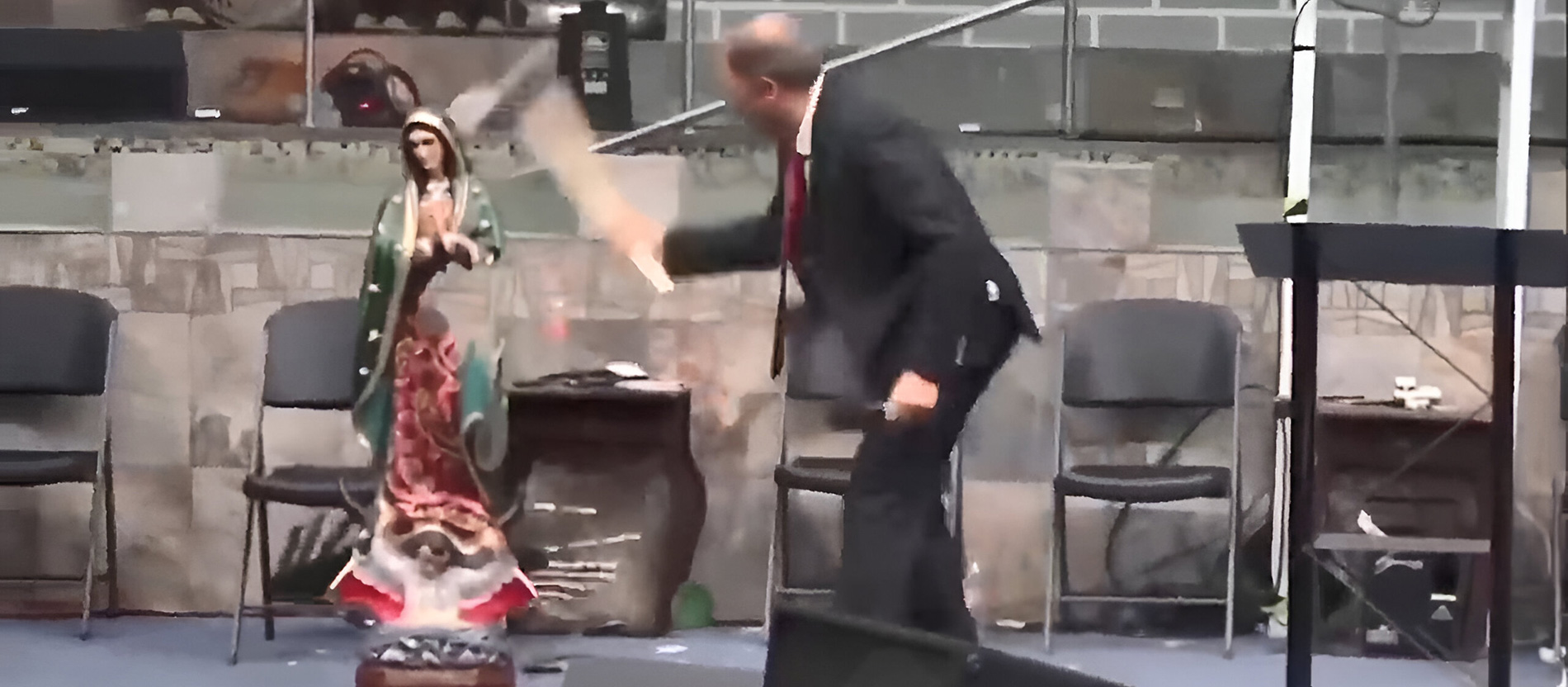 Pastor Kevin Wynne zerstört eine Statue der Jungfrau von Guadalupe mit der Axt