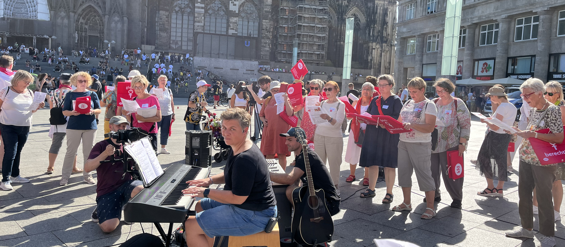 Kfd veranstaltet Flashmob vor dem Kölner Dom