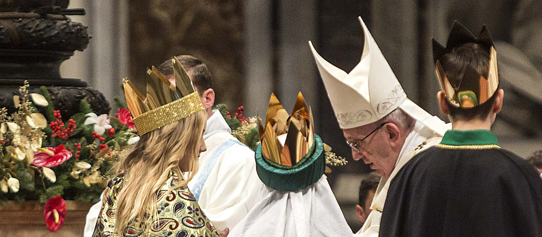 Als Sternsinger verkleidete Kinder reden mit dem Papst