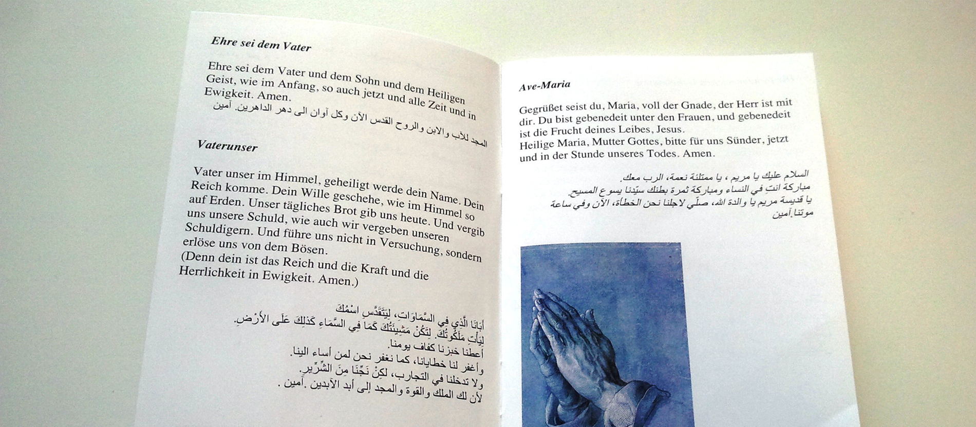 Aufgeschlagenes Heft mit Gebeten in deutscher und arabischer Sprache