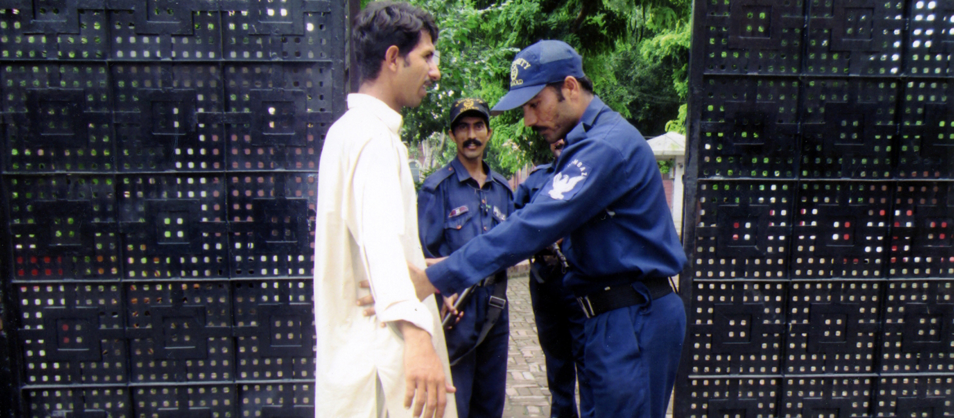 Sicherheitskontrollen vor einem christlichen Wohnviertel in Pakistan