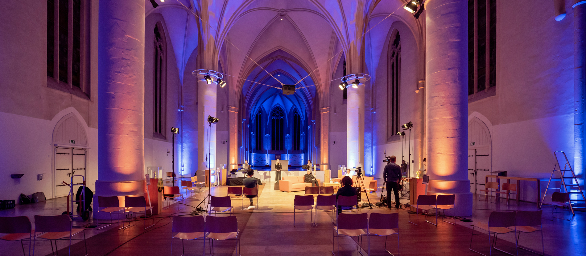 Bischof Genn in der Jugendkirche Münster