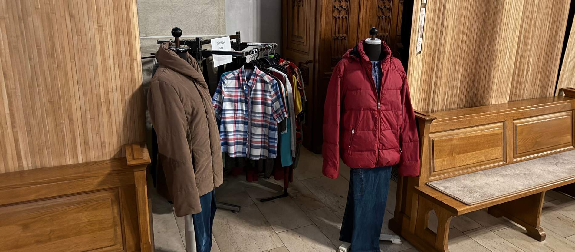 In der Gastkirche befinden sich zwei Kleiderständer, um Bedürftige im Notfall mit kostenloser Kleidung zu versorgen. 