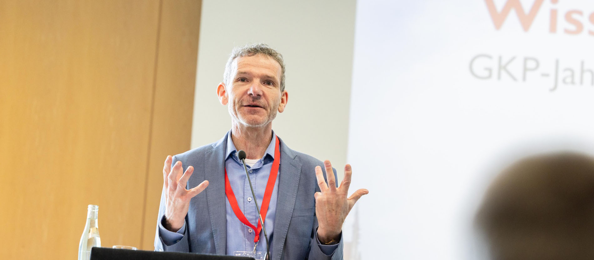 Joachim Frank steht an einem Podium