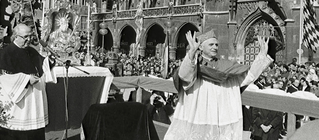 Am 28. Mai 1977 ernennt Papst Paul VI. Joseph Ratzinger zum Erzbischof von München und Freising. Erst nach langen Überlegungen übernimmt der Theologe aus Leidenschaft das Amt, das ihn aus seiner Lehrtätigkeit herausreißt. Bereits einen Monat später wird Ratzinger zudem in das Kardinalskollegium aufgenommen. 