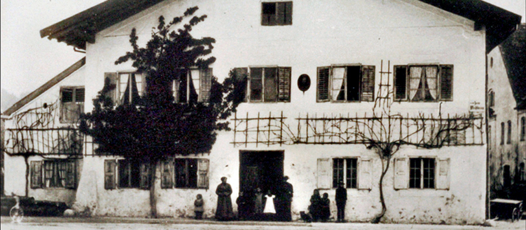 Im elterlichen Schlafzimmer wird Joseph Alois Ratzinger am 16. April 1927 im oberbayerischen Marktl am Inn geboren. Die Familie lebt im ersten Stock des ehemaligen Amts- und Mauthauses. Im Erdgeschoss befindet sich zu dieser Zeit die Polizeistation, in der Vater Joseph als Stationskommandant arbeitet. Immer wieder wechselt die Familie in den nächsten Jahren den Wohnort, bis sie sich schließlich - nach der Pensionierung des Vaters 1937 - in einem Bauernhaus bei Traunstein niederlässt.