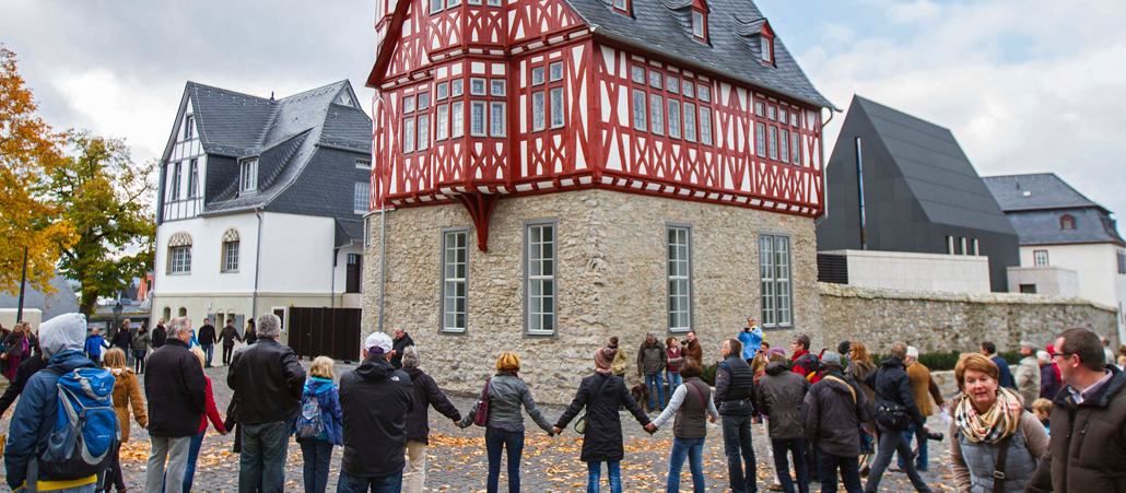Unterdessen wird das Verhältnis zwischen dem Bischof und den Katholiken im Bistum Limburg immer schlechter. Es kommt zu Demonstration gegen Tebartz-van Elst. Singend bildeten die Menschen hier eine Kette vor dem Diözesanen Zentrum.