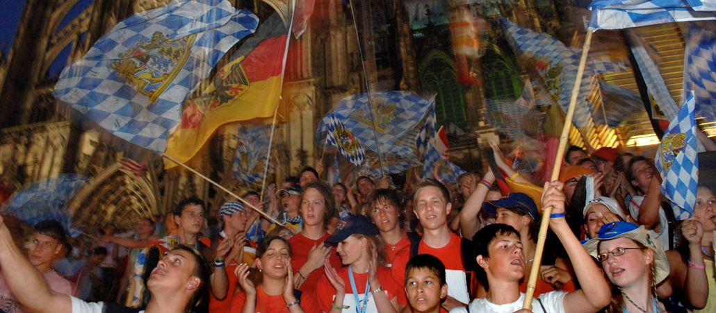 Wenige Monate nach seinem Amtsantritt besucht der neue Papst Benedikt XVI. seine Heimat - ausgerechnet ein deutscher Papst feiert mit Hunderttauenden jungen Leuten den lange geplanten Weltjugendtag in Köln. Die Stimmung ist ausgelassen - so wie bei diesen Pilgern, die die Bayernfahne schwingen.
