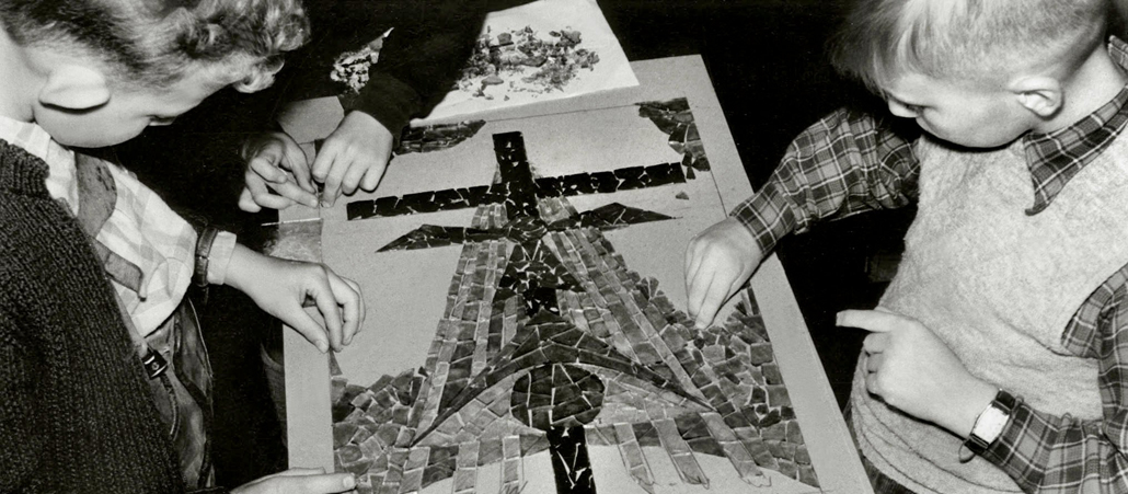 Schulkinder gestalten für eine Ausstellung beim 77. Deutschen Katholikentag 1956 in Köln Mosaike, die das Leben der Stadtpatrone zeigen.