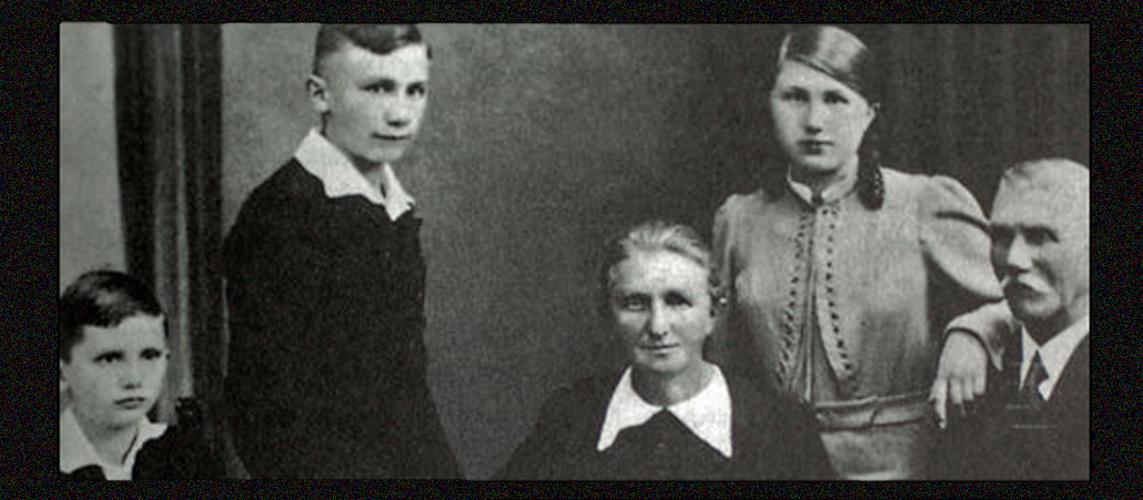 Joseph Alois (links) ist das dritte und jüngste Kind der Eheleute Joseph und Maria Ratzinger. Zwei Geschwister sind dem neuesten Familienmitglied bereits vorausgegangen, Maria (sechs Jahre älter) und Georg (drei Jahre älter).  Georg Ratzinger entscheidet sich wie sein Bruder Joseph für den Priesterberuf. Von 1964 bis 1994 leitet er als Domkapellmeister die Regensburger Domspatzen. Die sechs Jahre ältere Maria begleitet Joseph auf seinem weiteren Lebensweg als späterer Bischof und Kardinal. Sie führt den Haushalt des jüngeren Bruders bis zu ihrem Tod im Jahr 1991. 
