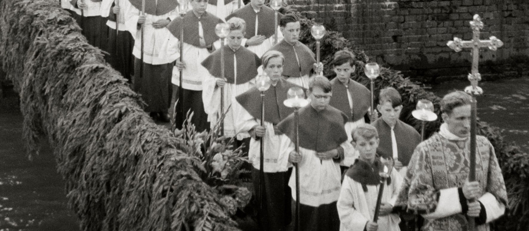 Ein Priester und Ministranten bei einer Prozession zur Eröffnung des Katholikentags 1956 in Köln.