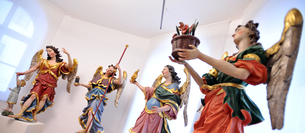 Vier Engelstatuen in der Ausstellung 