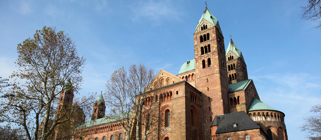 Seit der Zerstörung der Abtei Cluny während der Französischen Revolution ist der Dom zu Speyer, der 1981 in die Liste der  Welterbestätten aufgenommen wurde, die größte erhaltene romanische Kirche der Welt. Sie wurde in zwei Bauphasen von 1025 bis 1061 und von 1082 und 1106 errichtet und diente den salischen Kaisern als Grablege. Geweiht ist sie der Gottesmutter Maria und dem heiligen Stephan.