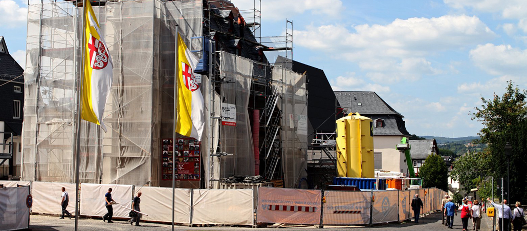 Baustelle des Bischofshauses auf dem Limburger Domplatz am 17. August 2012: links noch eingerüstet die alte Vikarie, in der Mitte die Kapelle, rechts außen das Diöesanmuseum.