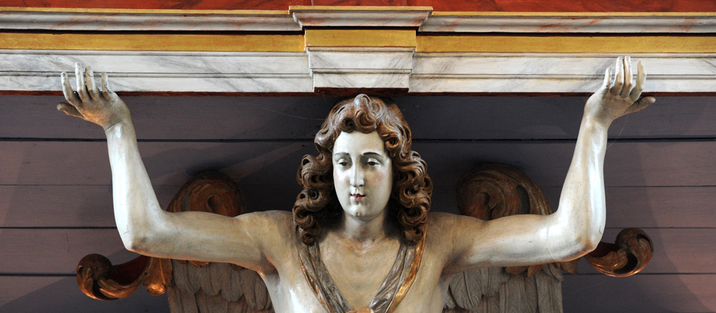 Starke Helfer in der Abteikirche des ehemaligen Klosters Corvey bei Höxter: Die Orgelempore wird von vier mächtigen Engelsgestalten getragen.
