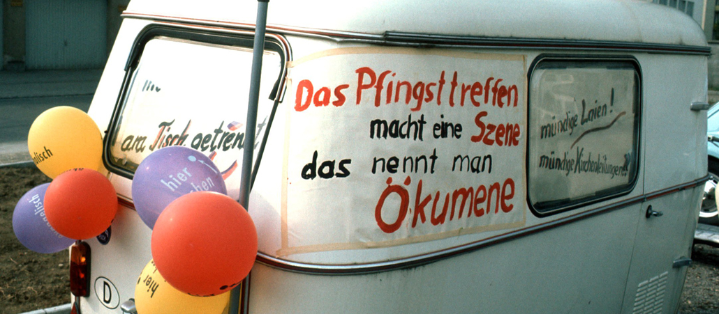 Das ökumenische Pfingsttreffen im Jahr 1971 gilt als früher Vorläufer des Ökumenischen Kirchentages. Es fand auf Einladung des Präsidiums des Deutschen Evangelischen Kirchentags (DEKT) und des Zentralkomitees der deutschen Katholiken (ZdK) in Augsburg statt.