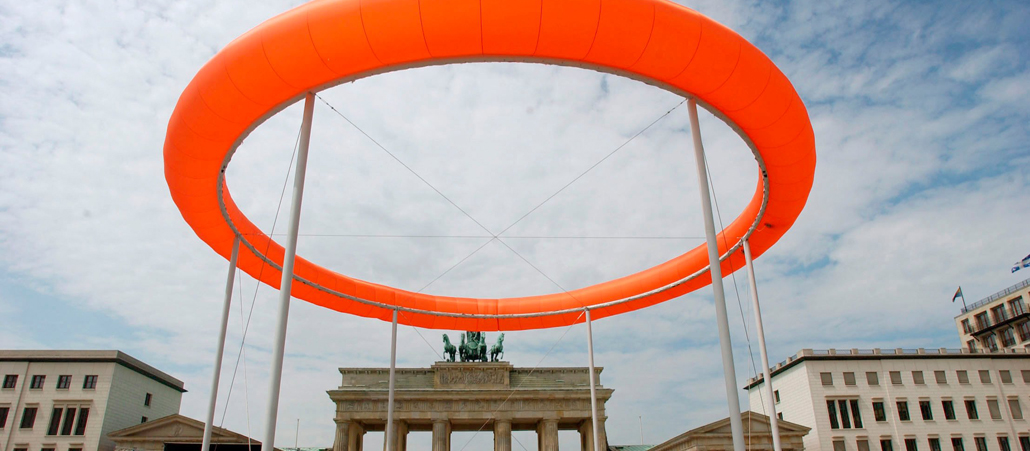 Es dauerte 32 Jahre, bis es zu einem nächsten Ökumenischen Kirchentreffen kam. Diesmal luden DEKT und ZdK nach Berlin ein und das Brandeburger Tor erhielt einen leuchtenden 