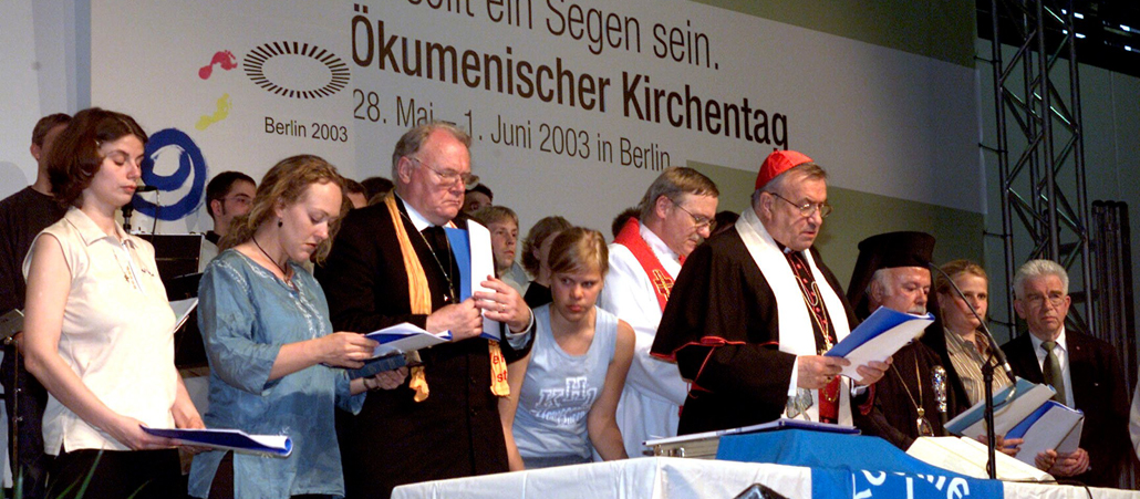 Ein Höhepunkt des Ökumenischen Kirchentages war die feierliche Unterzeichnung der Charta Oecumenica und der Festakt zur Annahme am 30. Mai 2003 mit Kardinal Karl Lehmann (vorne) und Präses Manfred Kock (3.v.l.). Die Charta  enthält Leitlinien für die Zusammenarbeit der Kirchen in Europa. Sie zeigt ökumenische Grundüberzeugungen auf und leitet daraus ökumenische Selbstverpflichtungen der Kirchen ab.