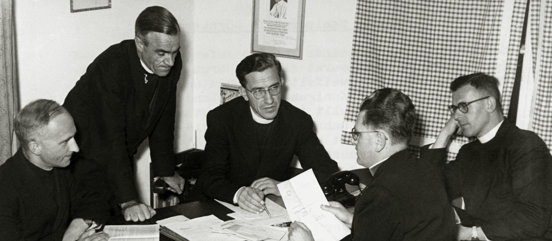 Einsatzbesprechung der Jesuitenpatres