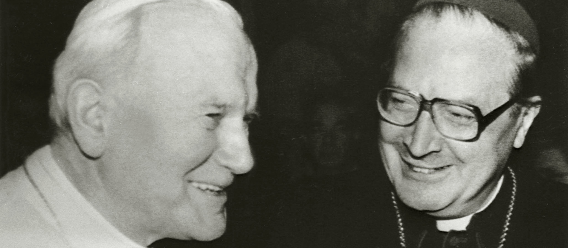 Angelo Sodano wurde von Papst Johannes Paul II. am 1. Dezember 1990 im Vatikan als Pro-Staatssekretär eingeführt.