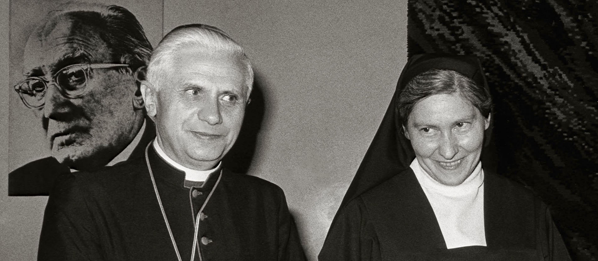 Kardinal Ratzinger und Schwester Gemma Hinricher bei der Verleihung des Romano-Guardini-Preises 1982