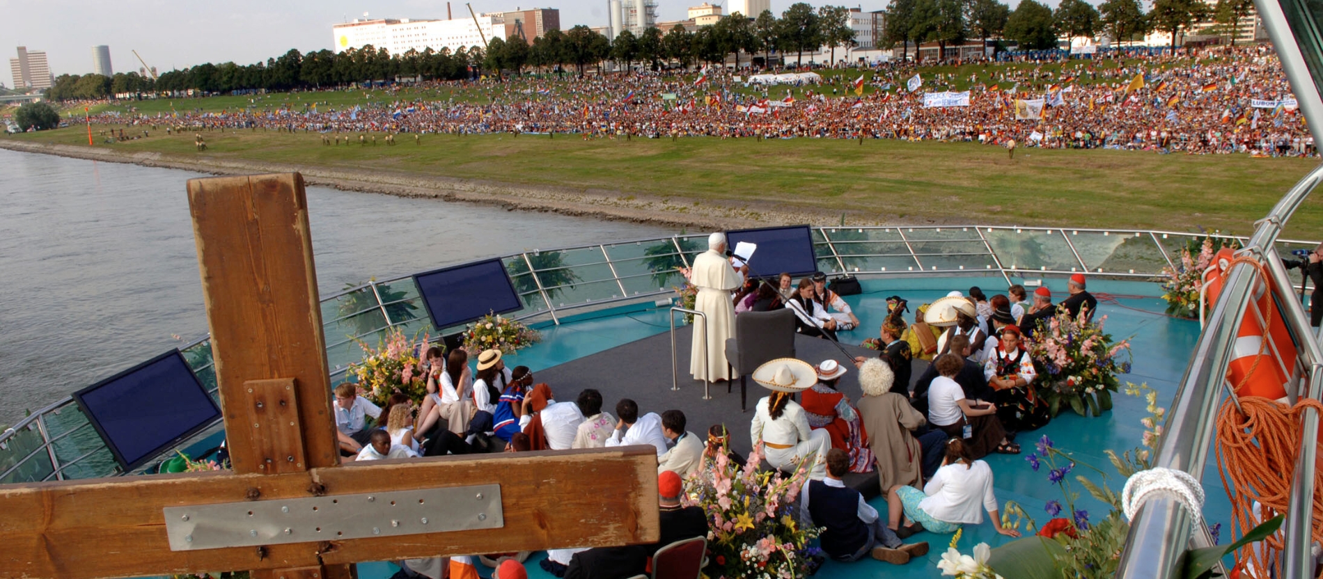 Papst Benedikt XVI. fährt beim Weltjugendtag 2005 in Köln mit einem Schiff auf dem Rhein