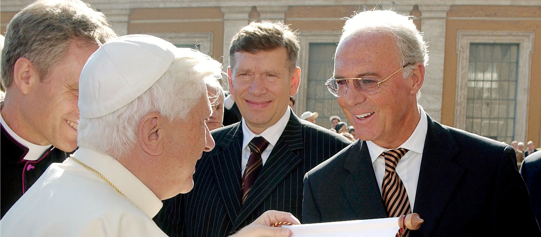 Die Begegnung mit Papst Benedikt XVI. ist für den Kaiser, Franz Beckenbauer, eines seiner schönsten Erlebnisse. Diskret im Hintergrund sorgt Georg Gänswein für das Protokoll.