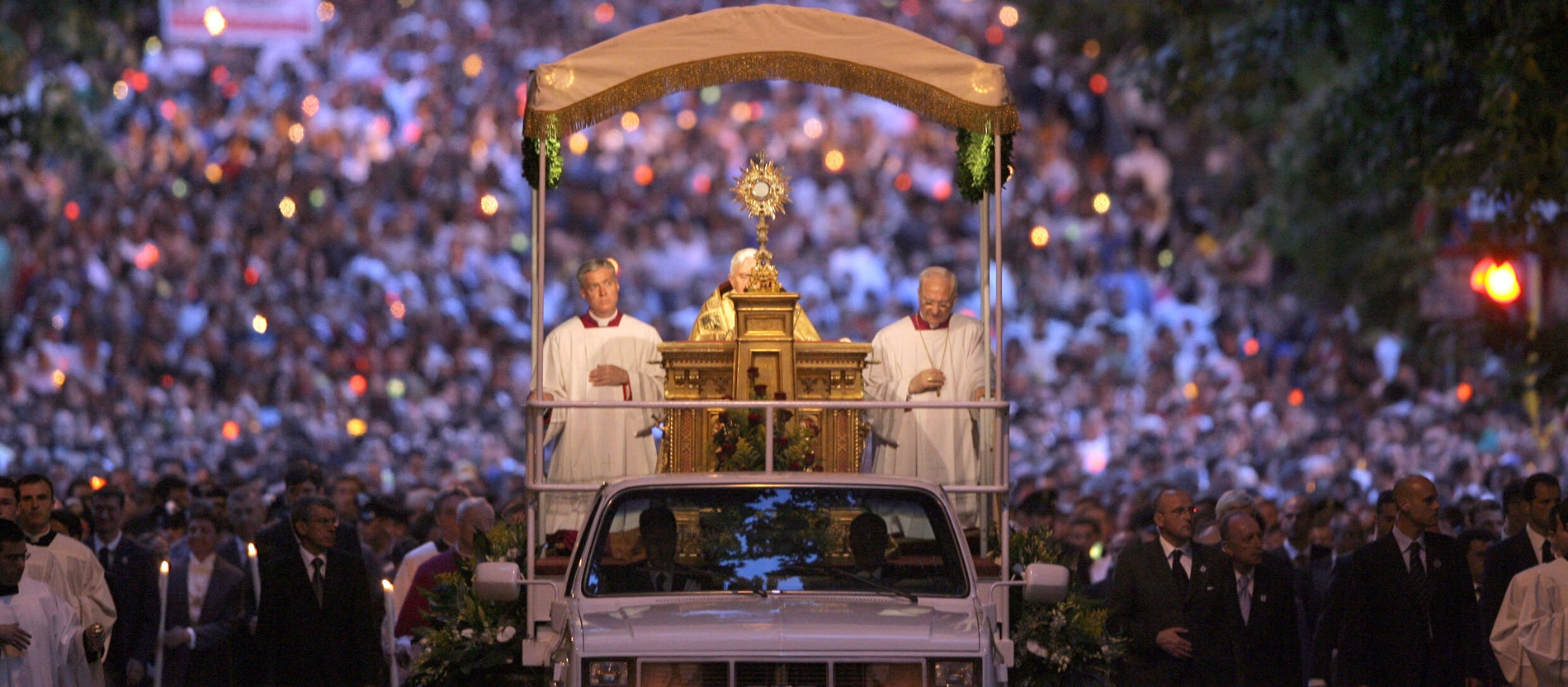 2006 nutzte Papst Benedikt XVI. einen besonderen Aufbau auf seinem Papamobil bei der Fronleichnamsprozession.