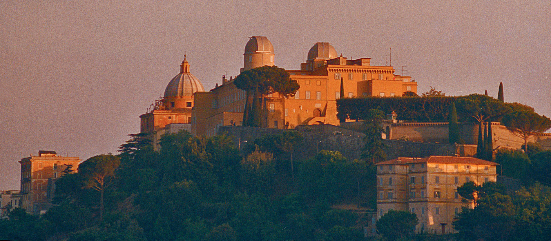 Castel Gandolfo, die Sommerresidenz des Papstes im Sonnenuntergang.
