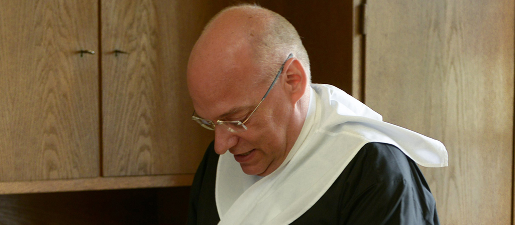 Unter der Albe trägt der Priester den Amikt. Dabei handelt es sich um ein rechteckiges Leinentuch, das um den Hals und über den Schultern getragen wird. Der Name geht auf das lateinische Wort 