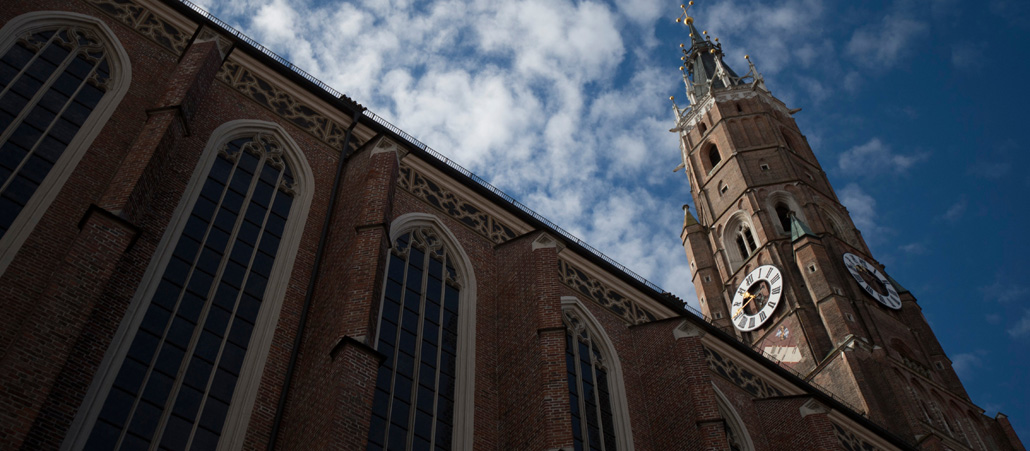 Kirchenschiff und Turm der Basilika Sankt Martin in Landshut. 
