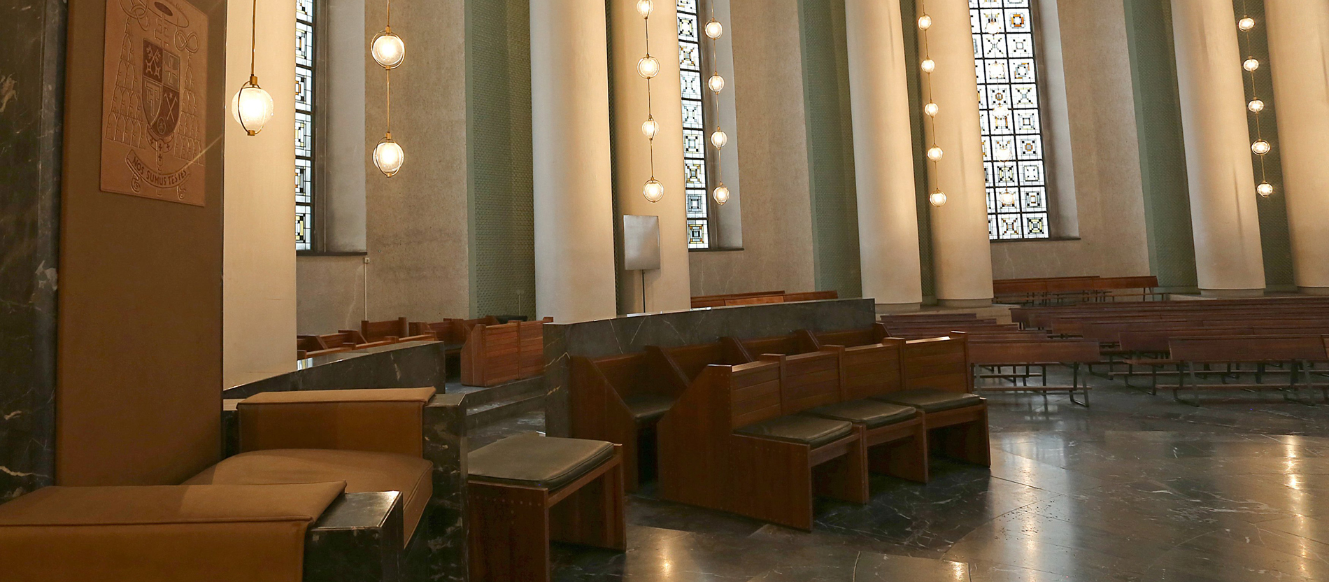 Der Bischofsthron - wie hier in der Berliner Hedwigskathedrale - ist eine besondere Form des Priestersitzes. Die übrigen Sedilien für die weiteren Teile des Altardienstes sind deutlich weniger aufwendig gestaltet.