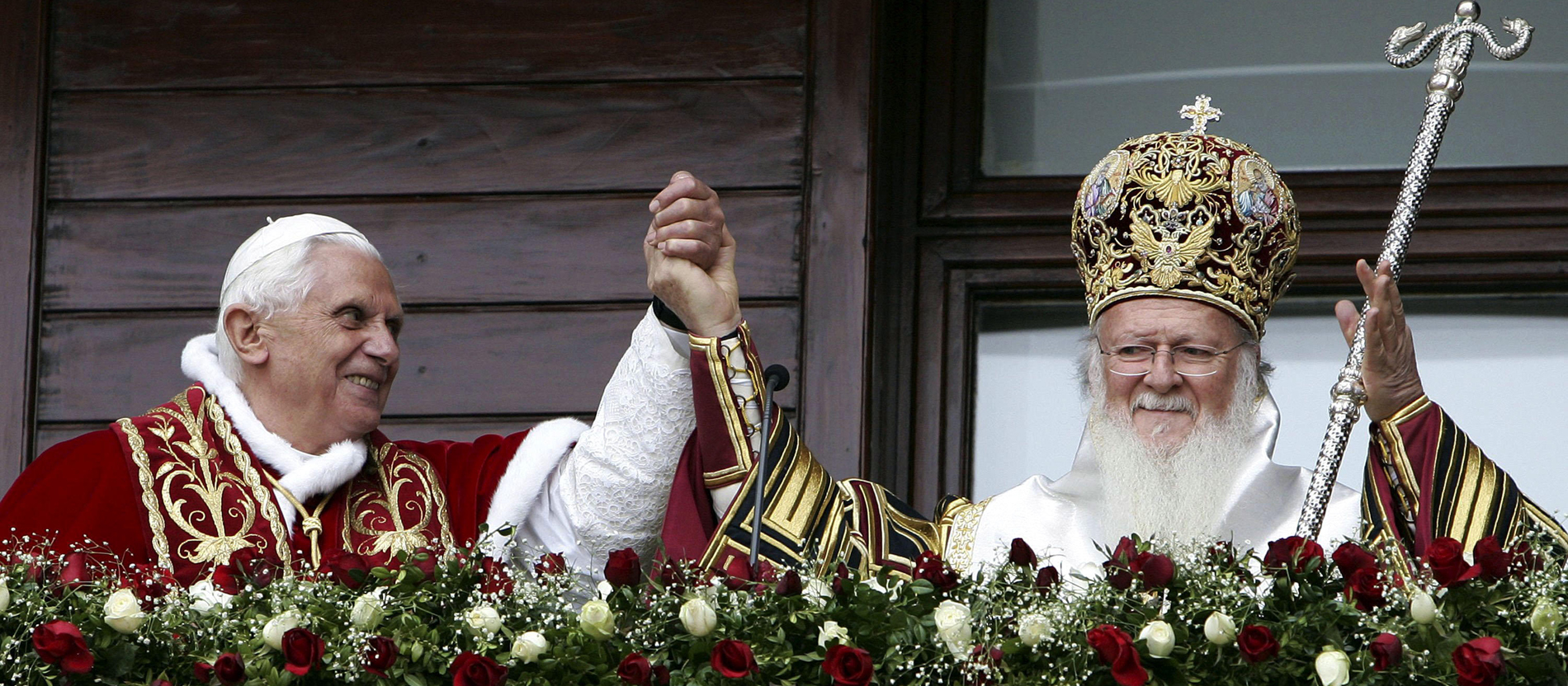 Papst Benedikt XVI. und Patriarch Bartholomaios I. grüßen die Gläubigen vom Balkon des ökumenischen Patriarchats am 30. November 2006 in Istanbul.