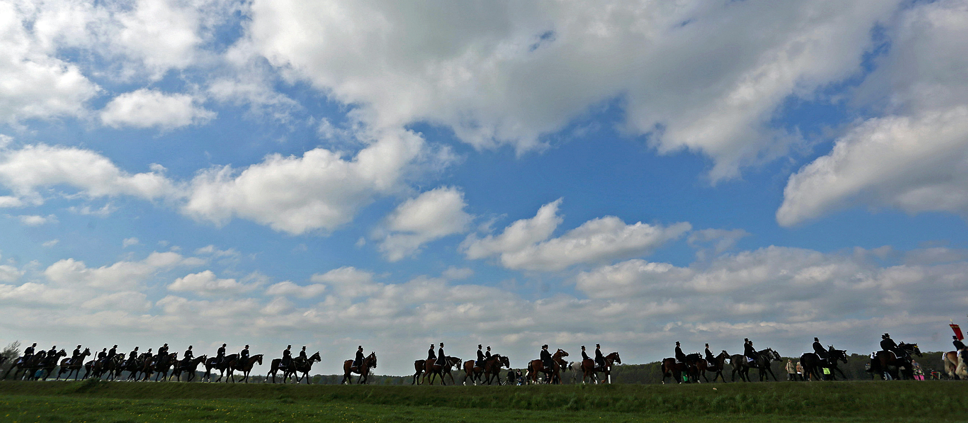 Das Osterreiten ist eine Tradition der sorbischen Minderheit in der Lausitz. Schon seit mehr als fünf Jahrhunderten ist es Brauch, in Prozessionen von einem Dorf zum anderen zu reiten und die Frohe Botschaft der Auferstehung zu verkünden.