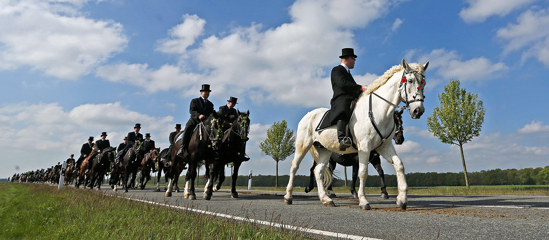 Alljährlich beteiligen sich rund 1.500 Reiter am sorbischen Osterreiten. Insgesamt finden am Ostersonntag rund um Bautzen, der historischen Hauptstadt der Oberlausitz, neun Prozessionen statt.