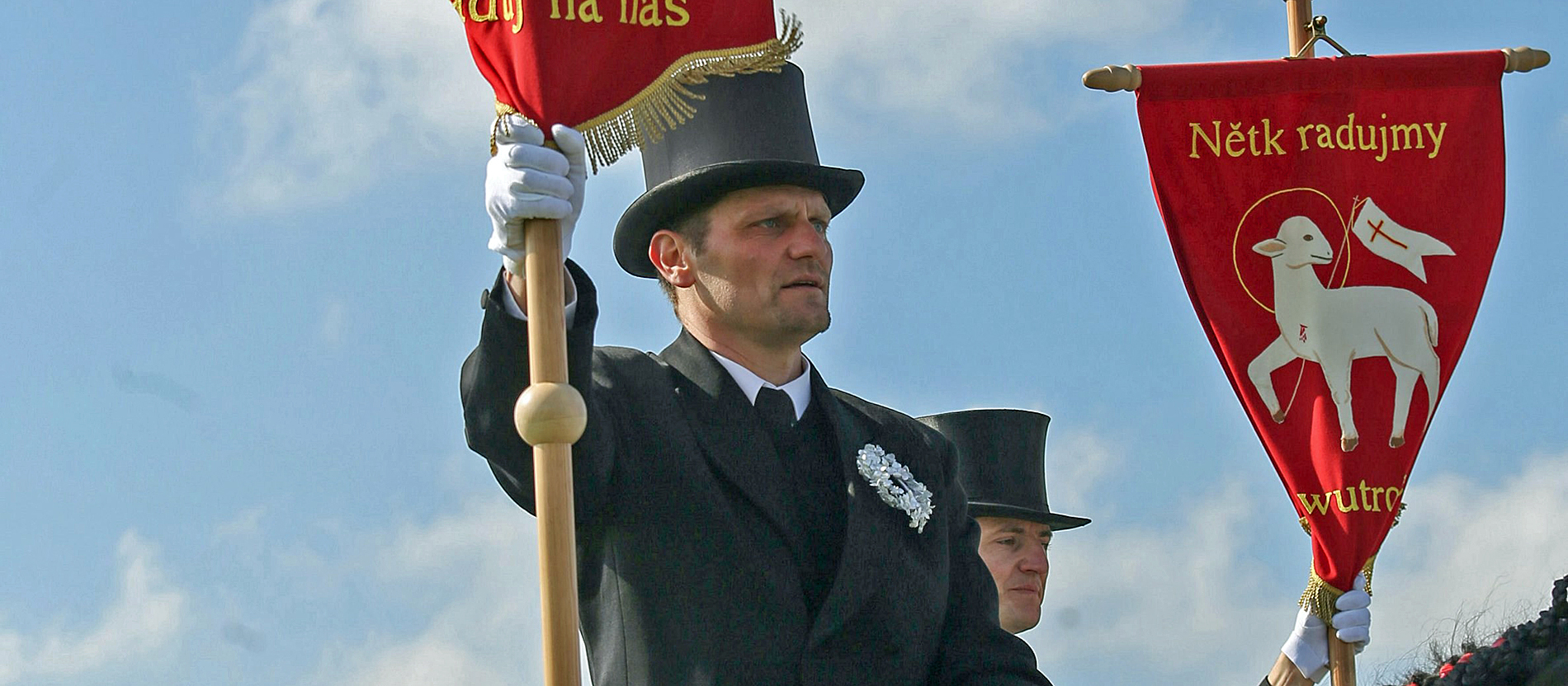 In ihren Prozessionen führen die Osterreiter das Kreuz, Kirchenfahnen und die Statue des Auferstandenen mit sich. Auch die Pferde werden für das Osterreiten besonders geschmückt: mit einem speziellen Ostergeschirr, festlichen Satteldecken und einer bunt bestickten Schleife im Schweif.