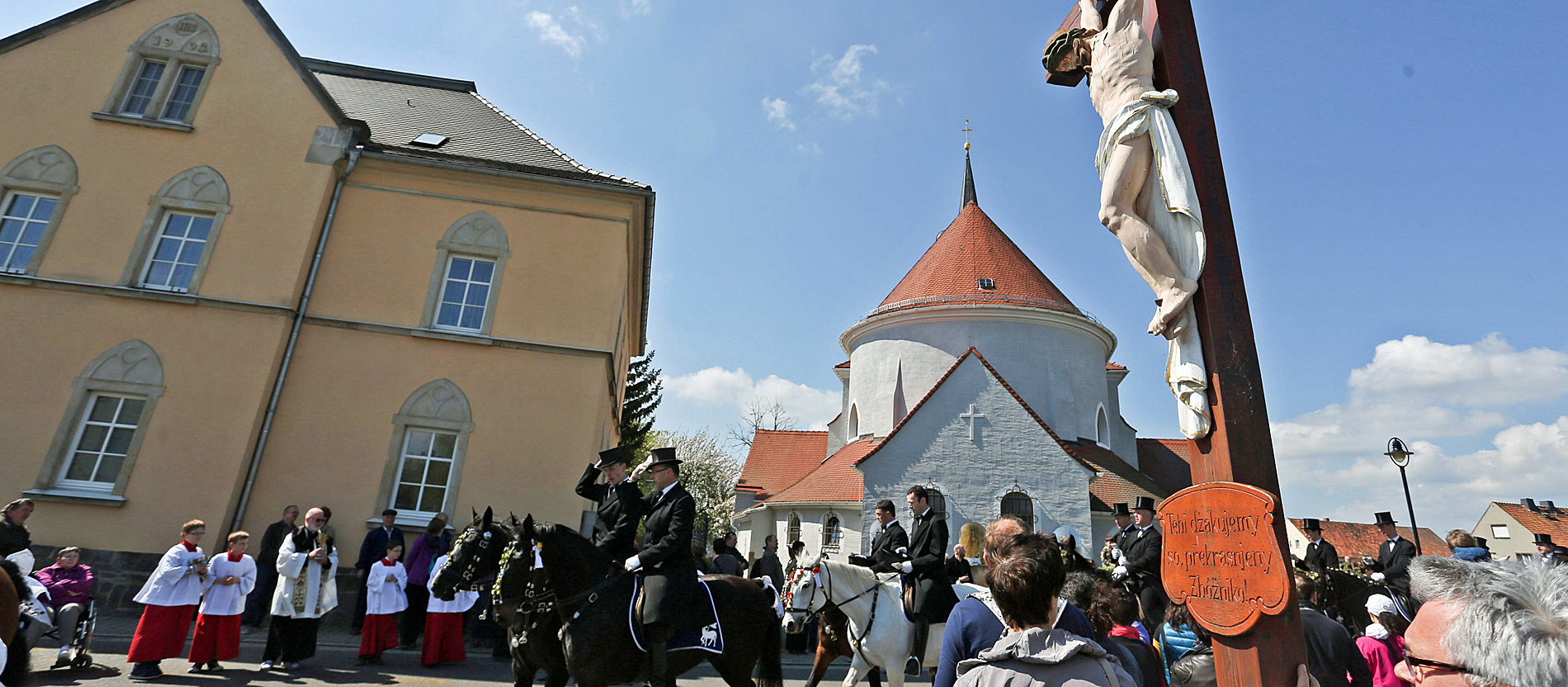 Begleitet werden die Osterreiter von vielen Einheimischen und immer mehr Touristen. In den Ortschaften selbst werden auch die Kirche und der Dorfplatz umritten. Dabei werden sorbische und auch lateinische Kirchenlieder gesungen.