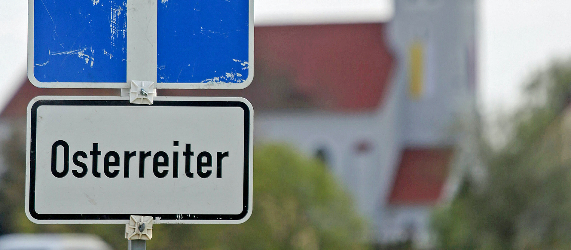 Am Ostersonntag sind auf vielen Straßen in der Oberlausitz Osterreiter unterwegs. Sie verkünden von ihren Pferden aus die Auferstehung Jesu.