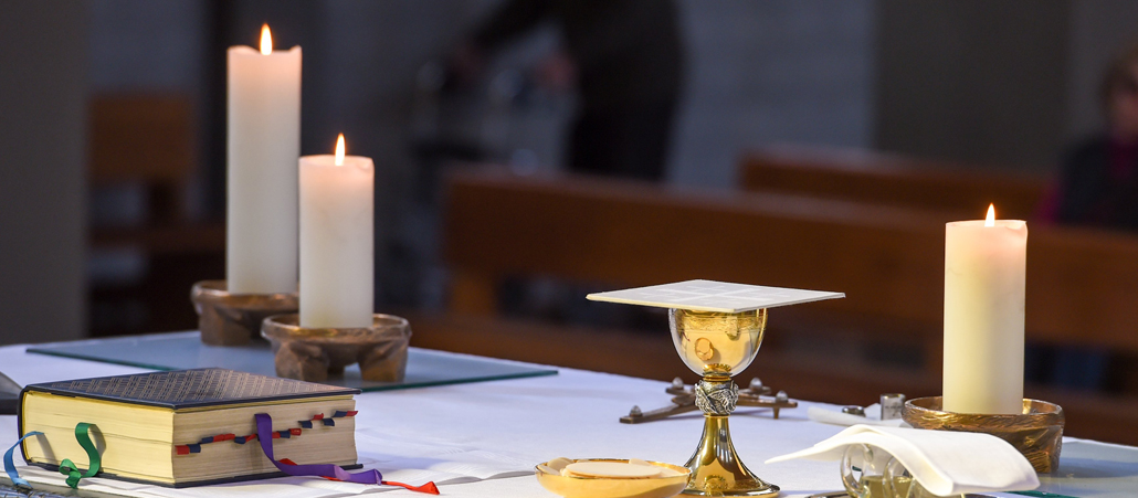 Der Altar wird zum Ende des Gottesdienstes komplett abgeräumt. Dabei helfen dem Pfarrer in der Regel die Ministranten. Wo sonst nur Kelch, Hostienschale und Kännchen zurück in die Sakristei kommen, werden an diesem besonderen Tag auch die Altartücher entfernt.