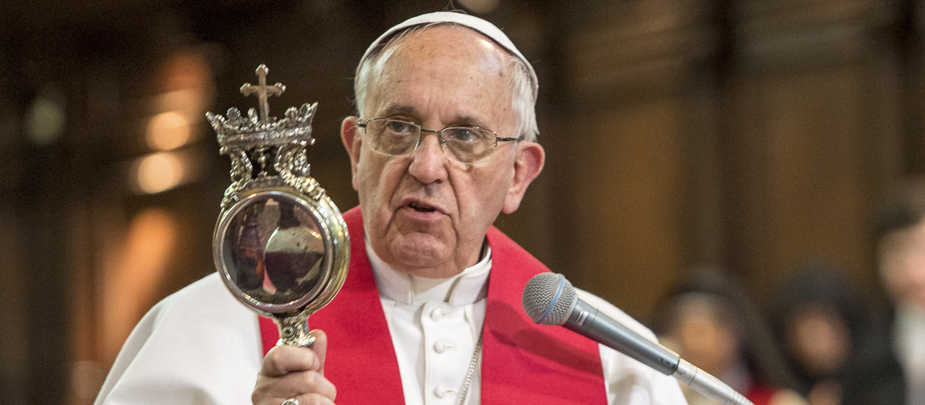 Papst Franziskus hält die Blutreliquie des Heiligen Januarius bei seinem Besuch in Neapel im März 2015.