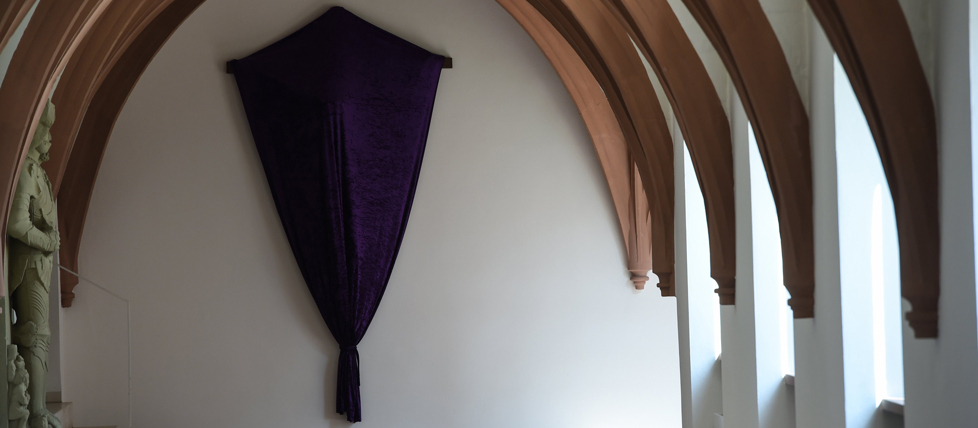 An Gründonnerstag werden außerdem die Kreuze verhüllt. Erst am nächsten Tag, zur Karfreitagsliturgie um 15 Uhr, werden sie wieder enthüllt. Dann hören die Gläubigen die Passionsgeschichte und erinnern sich an den Tod Jesu.